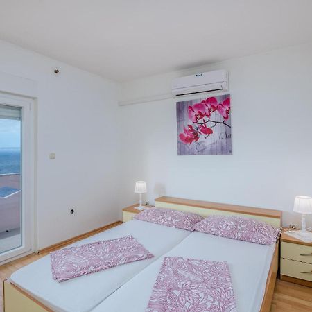 Awesome Apartment In Stara Baska 1 With Kitchen Buitenkant foto